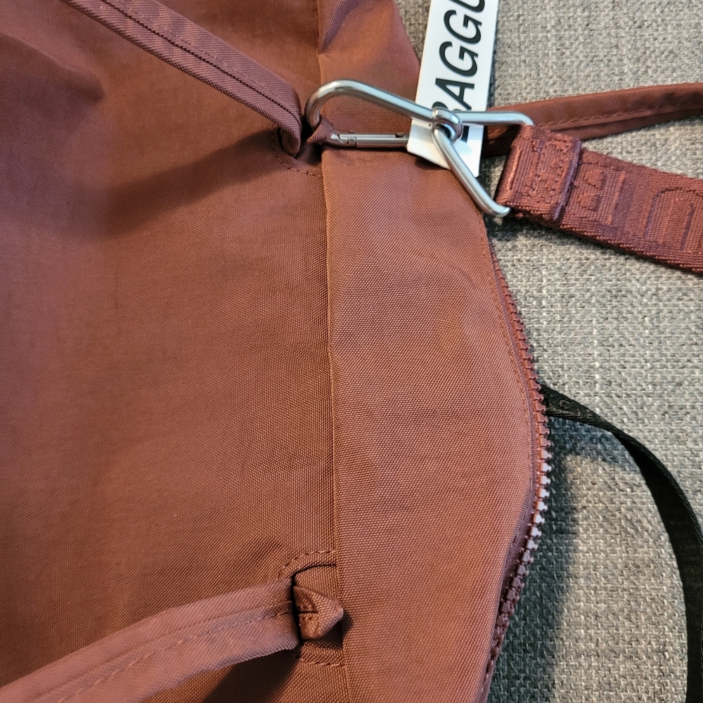 BAGGU Medium Bowler Bag and Logo Keychain in Mahogany - Picture 11 of 12